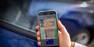 App für den digitalen Führerschein auf einem Smartphone (Foto: IMAGO / MiS)