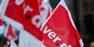 Verdi-Fahnen werden nach oben gehalten. (Foto: IMAGO / Revierfoto)