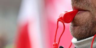 Mann mit roter Trillerpfeife im Mund (Foto: IMAGO / Karina Hessland)