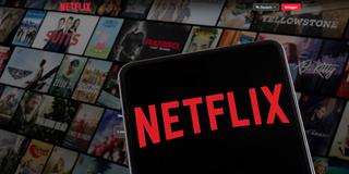 Netflix-Logo vor der Startseite der Streaming-Plattform (Foto: IMAGO / Zoonar)