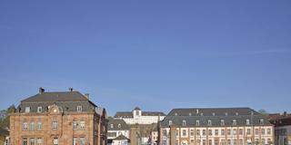 Stadtansicht Blieskastel. Ehemaliges königlich-bayerisches Rentamt und barockes Rathaus mit Blick auf Schlossberg und Schloss. (Foto: IMAGO / imagebroker / Gerald Abele)
