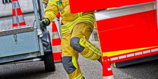 Einsatzkräfte der Feuerwehr (Foto: IMAGO / Rolf Poss)
