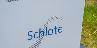 Unternehmenslogo an einem Werk der Schlote Gruppe (Foto: IMAGO / Christian Grube)