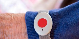 Hausnotruf Symbolbild: Eine Person hat einen Hausnotruf am Arm. (Foto: IMAGO / Oliver Willikonsky)