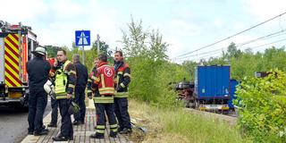 Einsatzkräfte stehen an der Unfallstelle am Saarbahn-Halt „Heinrichshaus“, wo ein Lkw verunfallt auf den Gleisen liegt (Foto: IMAGO / BeckerBredel)