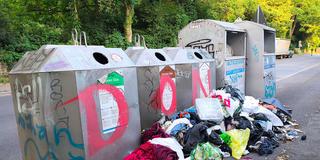 An Altglas- und Altkleider-Containern wurde unrechtmäßig Müll abgelegt (Foto: IMAGO / Norbert Schmidt)