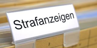 Ein Ablageordner ist beschriftet mit dem Aufdruck Strafanzeigen. (Foto: SR)