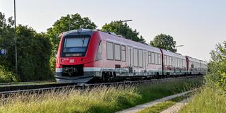 Eine Regionalbahn der Deutschen Bahn fährt durch die Landschaft. (Foto: IMAGO / Nordphoto)
