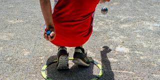 Ein Pétanque-Spieler wirft seine Kugel (Foto: IMAGO / ABACAPRESS)