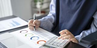 Eine Geschäftsfrau bei der Arbeit (Foto: IMAGO / imagebroker)