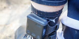 Eine elektronische Fußfessel, offiziell elektronische Aufenthaltsüberwachung (EAÜ), an einem Fußgelenk (Foto: IMAGO / Rüdiger Wölk)