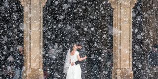 Ein Hochzeitspaar küsst sich in starkem Schneefall (Foto: IMAGO / Anadolu Agency)