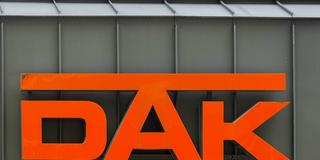 Logo der DAK-Gesundheit an einer Hauswand (Foto: IMAGO / NurPhoto)