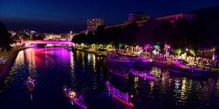 Viele Besucher auf dem Saarspektakel während der Mondscheinfahrt der Drachenboote (Foto: IMAGO / BeckerBredel)