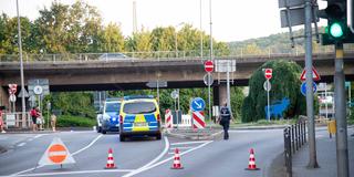 Einsatzkräfte der Polizei in Völklingen nach einem bewaffneten Raubüberfall (Foto: BeckerBredel)