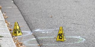 Sicherstellung von Spuren. Tatort in Völklingen nach der Schießerei und dem Tod eines Polizisten. (Foto: Imago/BeckerBredel)