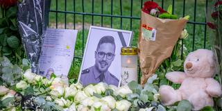Gedenken an den getöteten Polizisten in Völklingen. Ein Meer von Blumen und Kerzen liegt am Tatort in der Nähe des Stadtbades. (Foto: Imago/BeckerBredel)