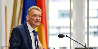 Stephan Toscani spricht im saarländischen Landtag (Foto: IMAGO / BeckerBredel)