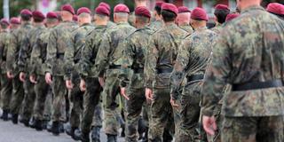 Fallschirmjäger des Fallschirmjägerregiments 26 Zweibrücken in der Kaserne. (Foto: IMAGO / Björn Trotzki)