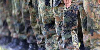 Zum feierlichen Gelöbnis angetretene Soldaten des Fallschirmjägerregiment 26 in Zweibrücken. (Foto: IMAGO / Björn Trotzki)