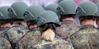 Eine Soldatin in einer Gruppe von Fallschirmjägern (Foto: IMAGO / Björn Trotzki)