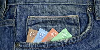 Geldscheine stecken in einer Hosentasche (Foto: IMAGO / Steinach)