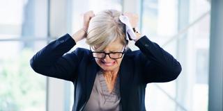 Eine Frau, die sich vor Wut die Haare rauft (Foto: IMAGO / YAY Images)