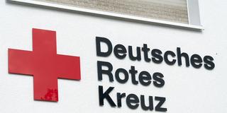 Symbolbild DRK (Deutsches Rotes Kreuz). Schriftzug an einer Fassade (Foto: IMAGO / Fotostand / Kipp)