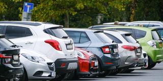 Autos parken auf dem Parkplatz einer Supermarkt-Filiale (Foto: IMAGO / Michael Gstettenbauer)