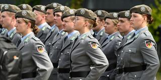 Bundeswehr. Soldatinnen und Soldaten sind zum Gelöbnis angetreten. (Foto: IMAGO / Sven Simon)
