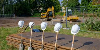 Spatenstich für ein öffentliches Gebäude. Die symbolischen Spaten mit Bauarbeiterhelmen stehen schon bereit. (Foto: IMAGO / Funke Foto Services / Uwe Ernst)