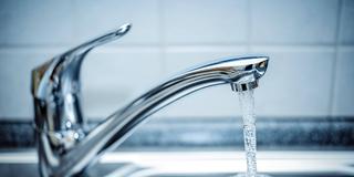 Ein laufender Wasserhahn (Foto: IMAGO / Christian Ohde)