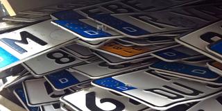 Symbolbild. Stapel mit abmonierten Autokennzeichenschildern (Foto: IMAGO / Manfred Segerer)