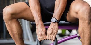 Ein Mann macht Fitnessübungen mit einem Kettlebell (Foto: IMAGO / YAY Images)