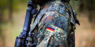 Ein Soldat der Bundeswehr bei einer Gefechtsübung im Gelände (Foto: IMAGO / epd / Detlef Heese)
