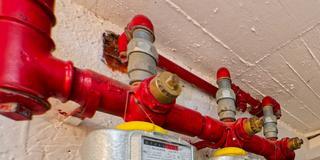 Gaszähler in einem Mehrfamilienhaus (Foto: IMAGO / Rolf Poss)