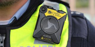 Polizist mit Bodycam (Foto: IMAGO / Funke Foto Services)