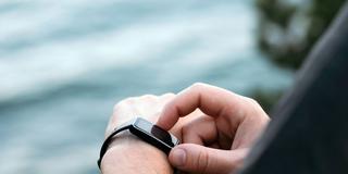 Jemand bedient eine Smartwatch am Handgelenk (Foto: IMAGO / Addictive Stock)