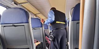 Zugbegleiter bei der Fahrscheinkontrolle (Foto: IMAGO / Martin Wagner)