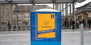 Zeitungskasten mit Ankündigung einer Sonderausgabe zum Thronwechsel in Luxemburg. Aufschrift "Trounwiessel" (Foto: IMAGO / CHROMORANG)