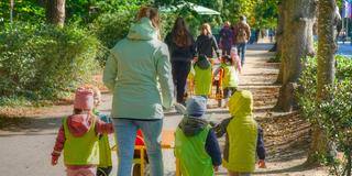 Kindergarten Spaziergang (Foto: IMAGO / Rust)