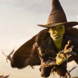 Eine grüne Hexe fliegt auf ihrem Besen (Foto: IMAGO / Landmark Media)