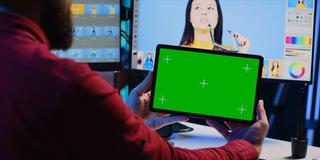 Person mit Tablett in der Hand. Im Hintergrund laufen verschiedene Filmszenen. (Foto: IMAGO / YAY Images)