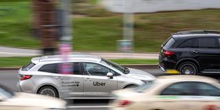 Ein Uber-Mietwagen fährt an Taxen vorbei (Foto: IMAGO / Jochen Tack)