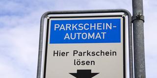 Hinweisschild auf Parkscheinautomat (Foto: IMAGO / CHROMORANGE)