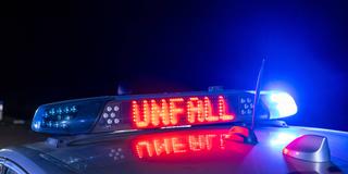 Schild auf einem Polizeiwagen warnt vor einem Unfall (Foto: IMAGO / EHL Media)