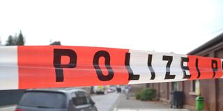 Absperrband der Polizei. Die Spurensicherung untersucht den Tatort. (Foto: IMAGO / BeckerBredel)