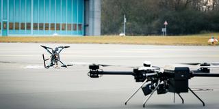 Eine Abfangdrohne und eine durch ihr Fangnetz außer Gefecht gesetzte Drohne am Boden (Foto: IMAGO / photothek)