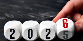 Würfel symbolisieren den Jahreswechsel von 2025 auf 2026 (Foto: IMAGO / Bihlmayerfotografie)