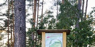 Eine Informationstafel im Wald thematisiert die Endlagerung von radioaktiven Abfällen in Bure (Foto: IMAGO / imagebroker)